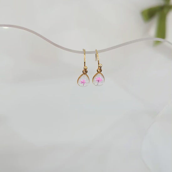 small earring in gold shape, resin and real flower video