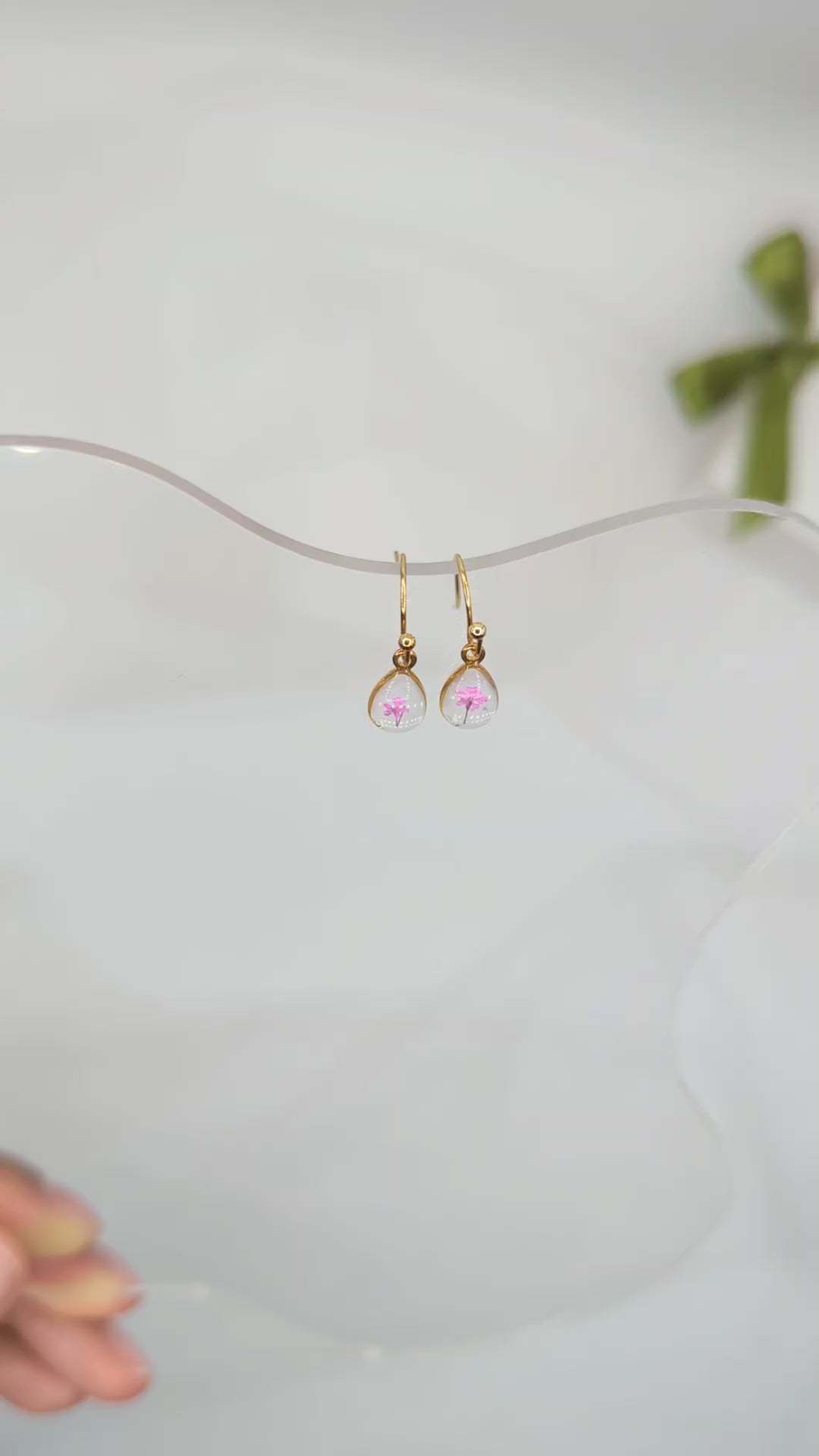 small earring in gold shape, resin and real flower video